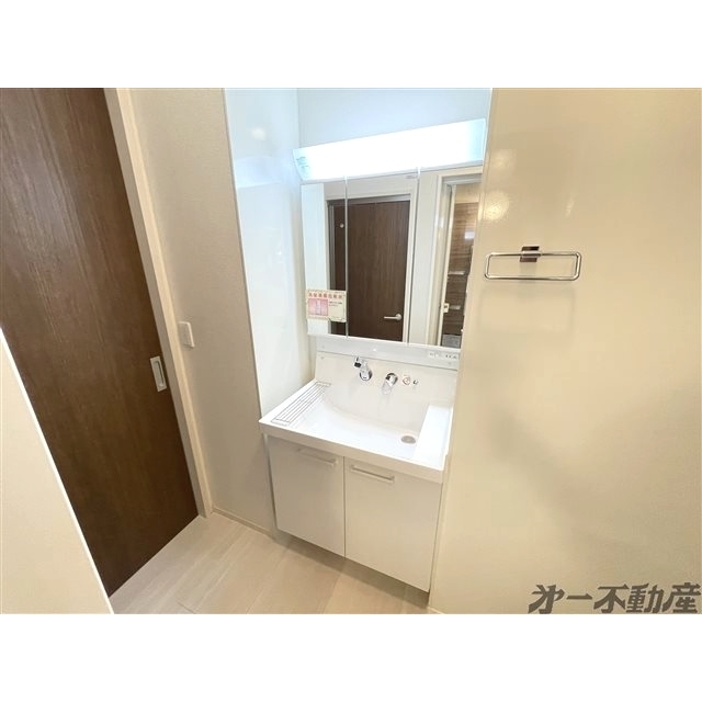 洗面設備　シャワー付洗面化粧台