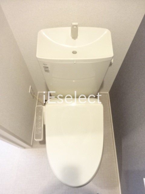 トイレ　温水洗浄便座付きのトイレです