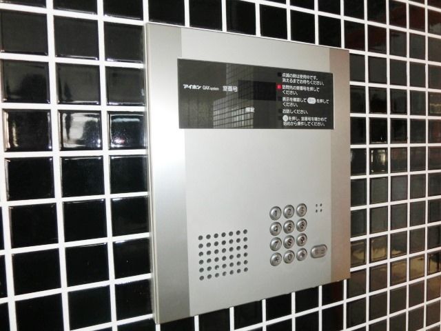 セキュリティ　オートロック付のエントランス。