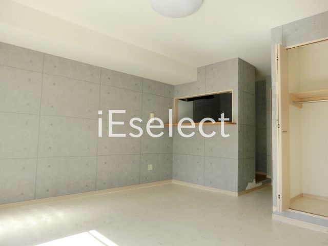 居室・リビング　バルコニー側から見たお部屋。