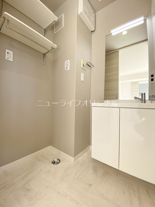 洗面設備　洗面化粧台は翁一枚鏡を採用し見た目にもお洒落です☆