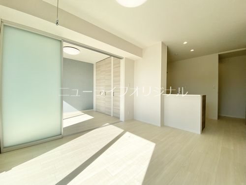 居室・リビング　ホワイトウッドを基調とした明るい住空間となっています☆