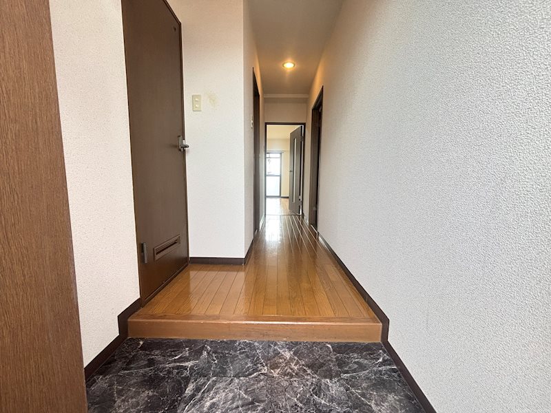 玄関　※別部屋の写真となります。
