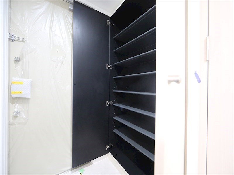 玄関　玄関　シューズボックス付（収納充実してます）