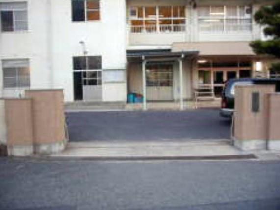 中学校　緑丘中学校（中学校）まで1800m