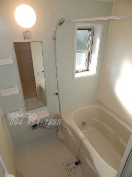 バス・シャワールーム　追焚＆乾燥機能完備、窓もあります