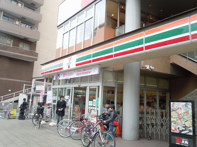 コンビニ　セブンイレブン（コンビニ）まで300m