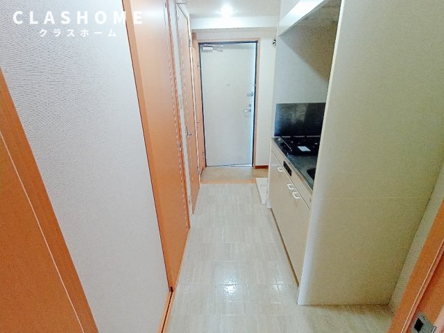 玄関　同物件の別部屋になります。