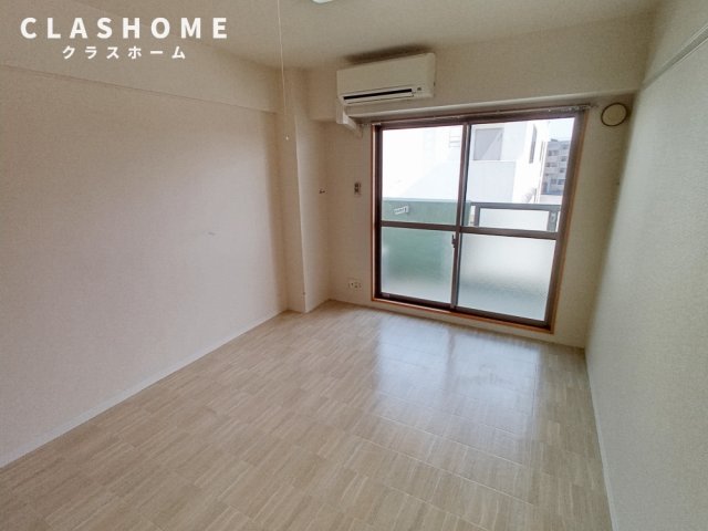 居室・リビング　同物件の別部屋になります。