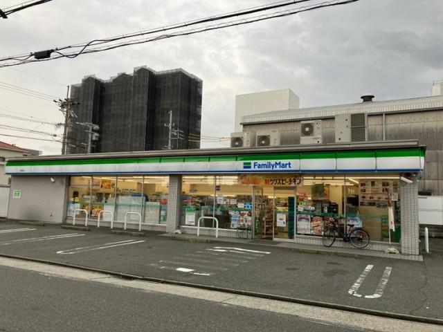 コンビニ　ファミリーマート港築盛店（コンビニ）まで183m
