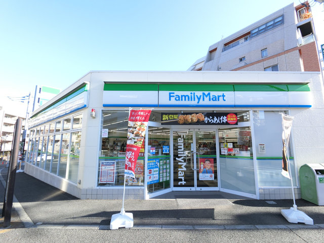 コンビニ　ファミリーマートスリーウェル新石川二丁目店（コンビニ）まで883m