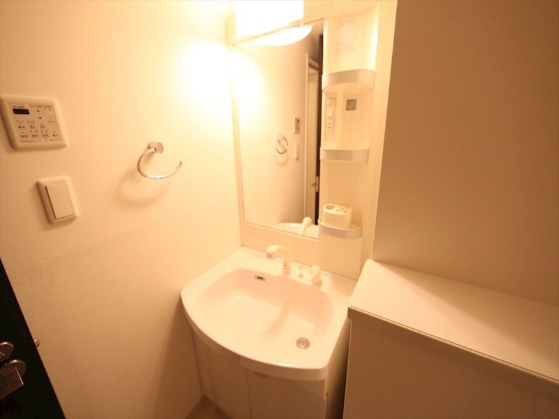 洗面設備　脱衣所　独立洗面台付（シャンプードレッサー付）