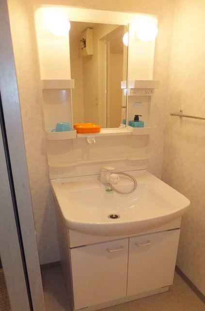洗面設備　大きな独立洗面台付です。
