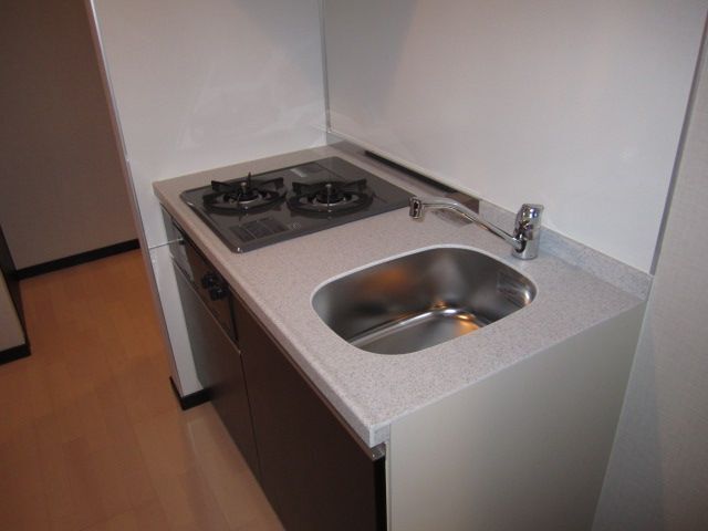 キッチン　人工大理石天板を採用のシステムガスキッチン２口コンロ付き。