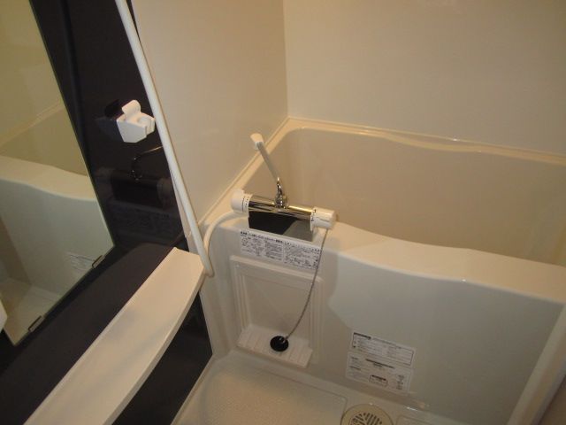 バス・シャワールーム　浴室換気暖房乾燥機付き。