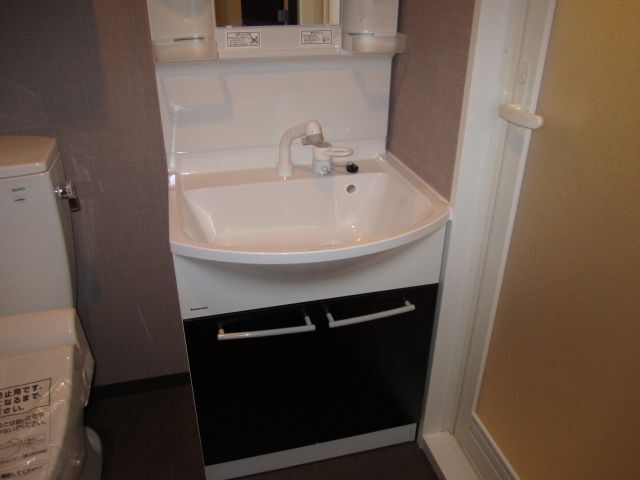 洗面設備　便利な洗髪洗面化粧台付き。