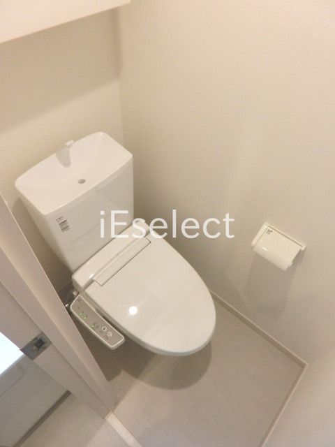 トイレ　ウォシュレット、上部収納付き