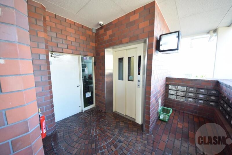 エントランス　エレベーター付きのエントランス