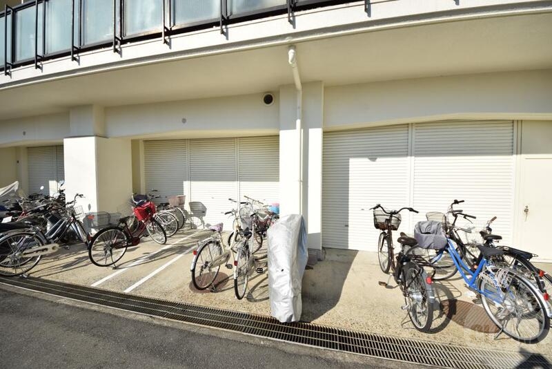 ロビー　屋根付き駐輪場