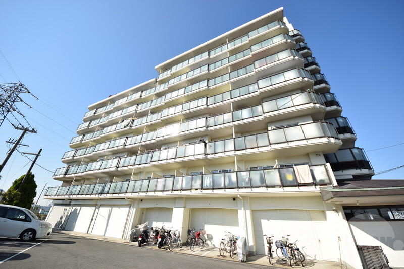 建物外観　エレベーター付きのファミリーマンション。