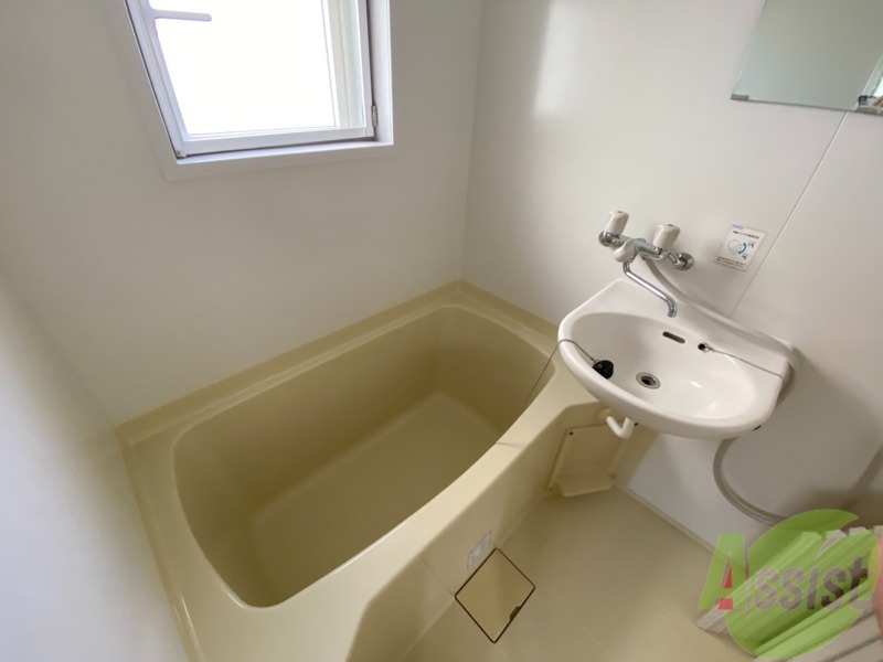 バス・シャワールーム　お風呂はこちらです。ゆったりできそうですね。