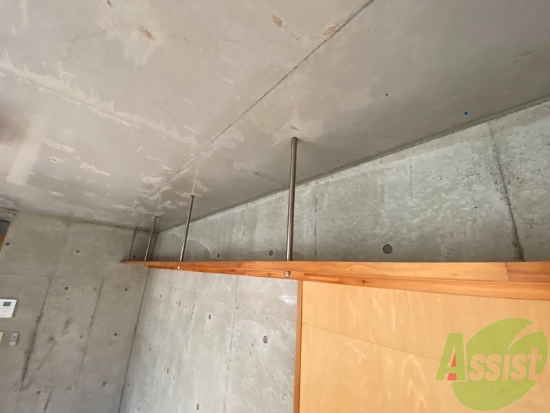 収納　クローゼットはなく、お洒落な天吊り収納です