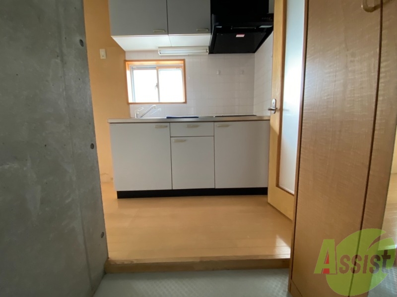 玄関　玄関前はこのようになっております。シューズボックスもあります