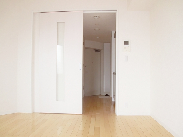 居室・リビング　綺麗で道路に面していないので静かな居室です。