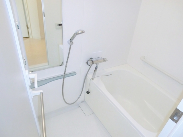 バス・シャワールーム　綺麗ゆったりとした雰囲気のお風呂です。