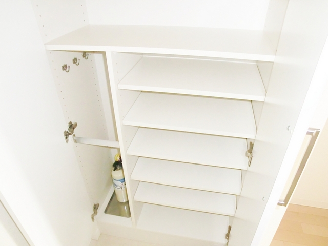 玄関　玄関脇にシューズBOXあります。