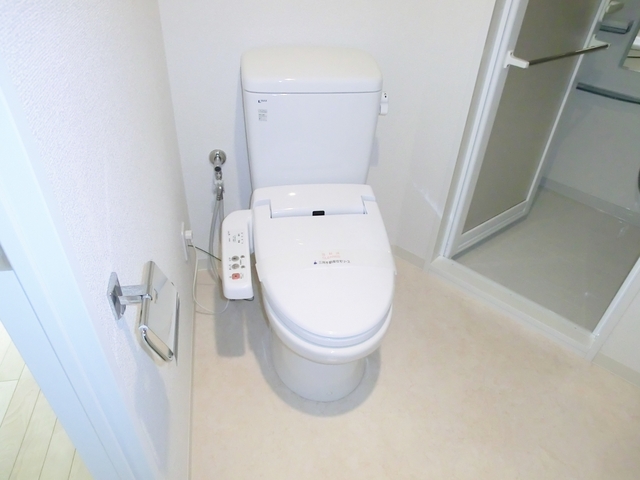 トイレ　綺麗なウォッシュレット付きのトイレです。