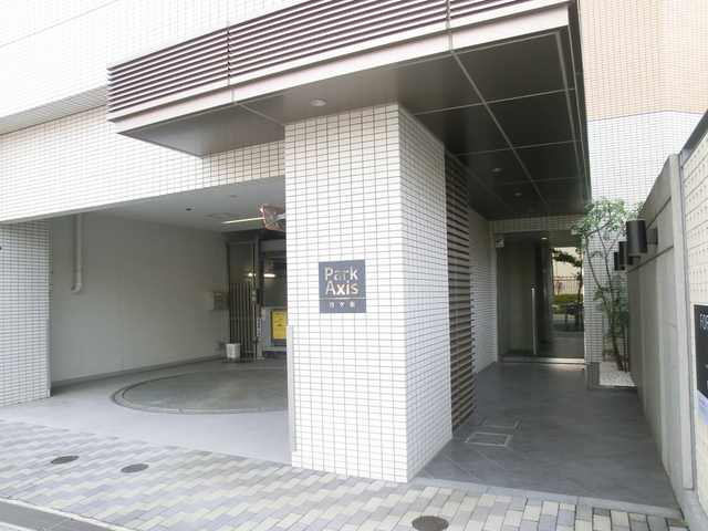 エントランス　敷地内、駐車場あります。