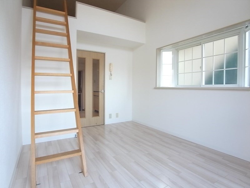 居室・リビング　別号室の写真です※現況優先