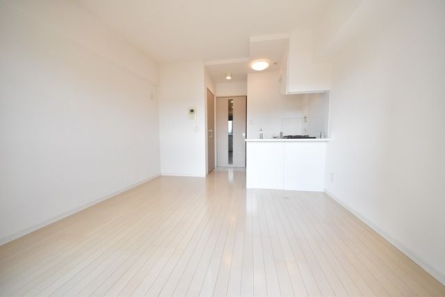 居室・リビング　※角部屋の為出窓あり