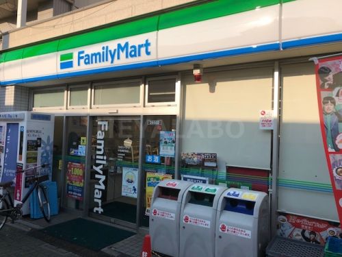 コンビニ　ファミリーマート中板橋駅前店（コンビニ）まで748m