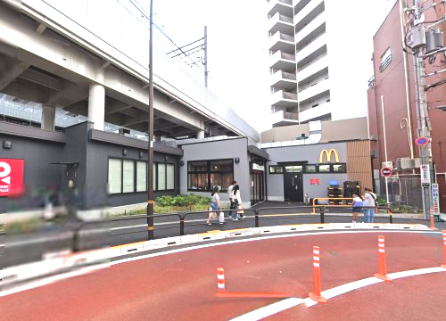 飲食店　マクドナルド エキア竹ノ塚店（飲食店）まで492m