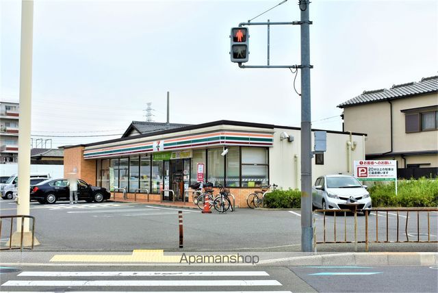 コンビニ　セブンイレブン（コンビニ）まで218m