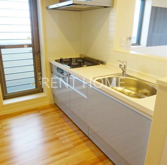 キッチン　3口ガスコンロのシステムキッチンです。