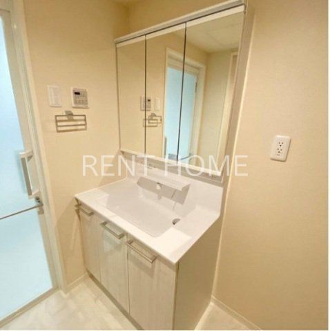 洗面設備　シャンプードレッサーの独立洗面台・室内洗濯機置場があります。