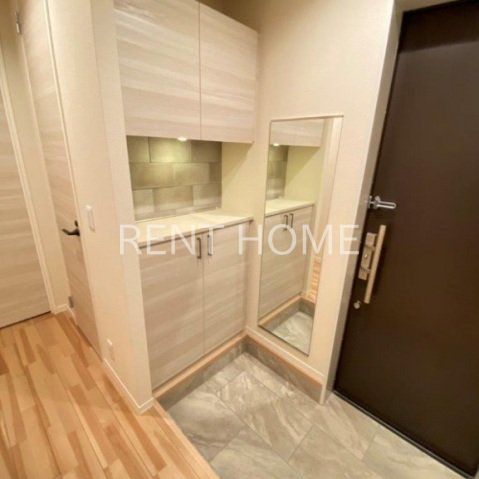 玄関　玄関にシューズボックスもあります。