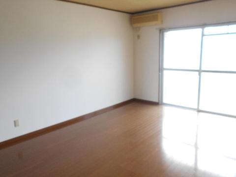 居室・リビング　室内