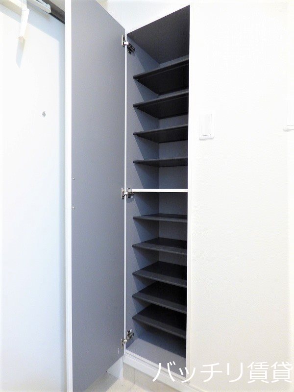 玄関　同型タイプの為、現状を優先いたします。