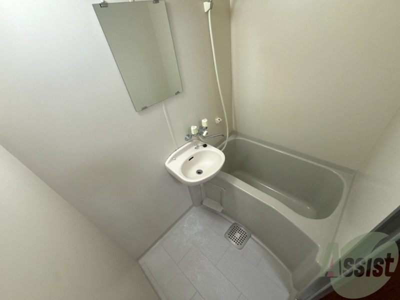 バス・シャワールーム　浴室はこちらです。肩まで浸かるくらい広いですね。