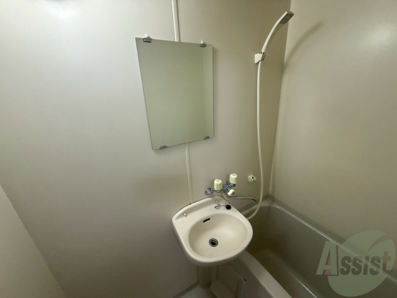 洗面設備　洗面台はコンパクトです。お掃除も楽にできそうですね。