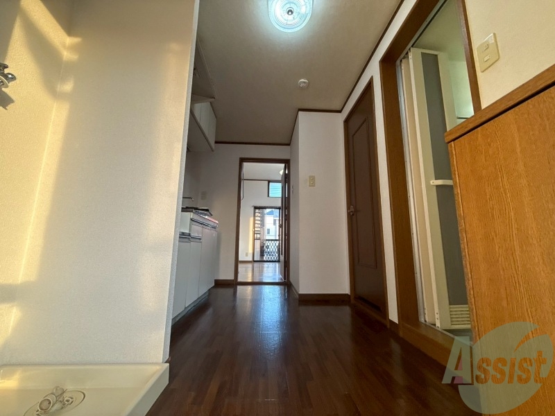 玄関　玄関から撮影しました。お部屋の明るさが伝わりますか。