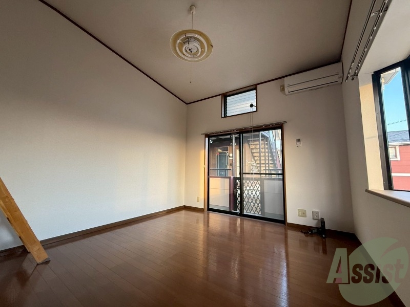 居室・リビング　洋室は７．７帖です。一人暮らしには丁度いい広さですね。