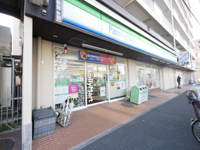コンビニ　ファミリーマート川名駅前店（コンビニ）まで128m