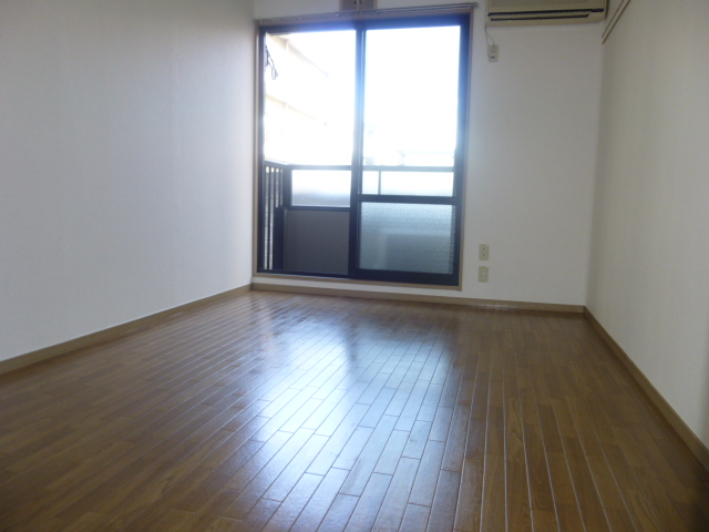 居室・リビング　別号室の参考写真になります。