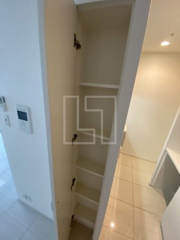 その他　ガリレイ新町　物入