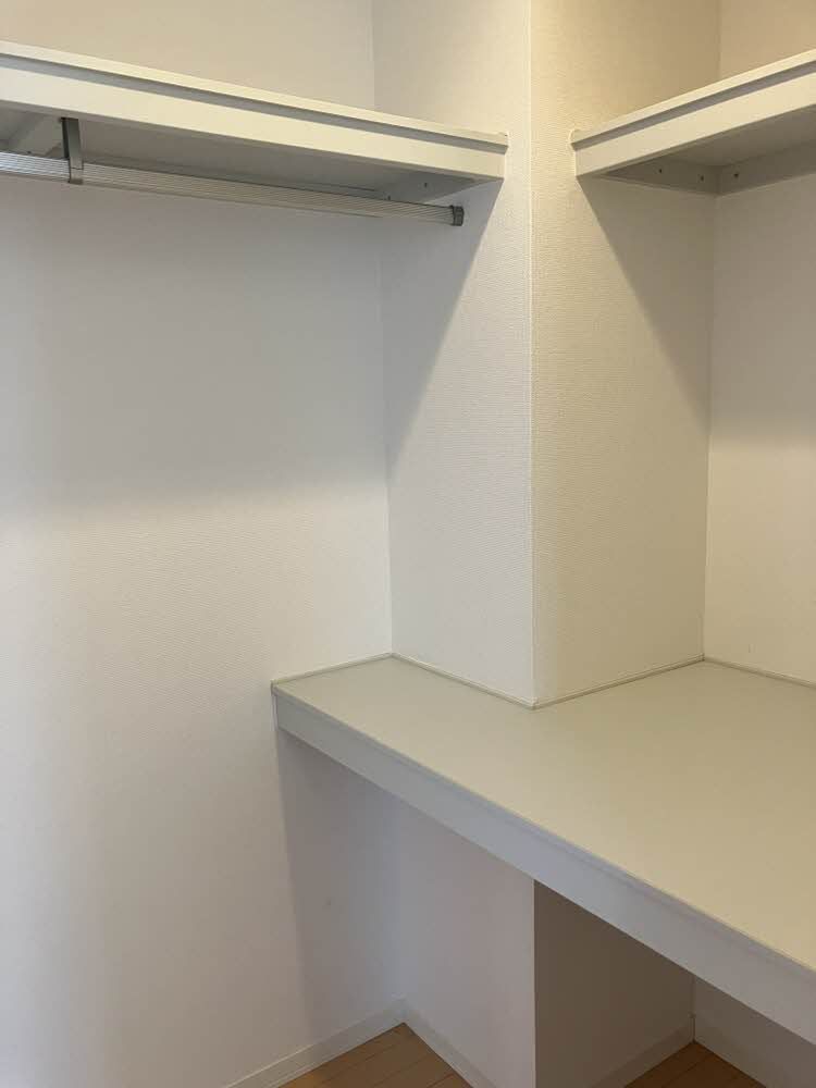 収納　ウォークインクローゼットはハンガーラック付きで収納が楽しく…